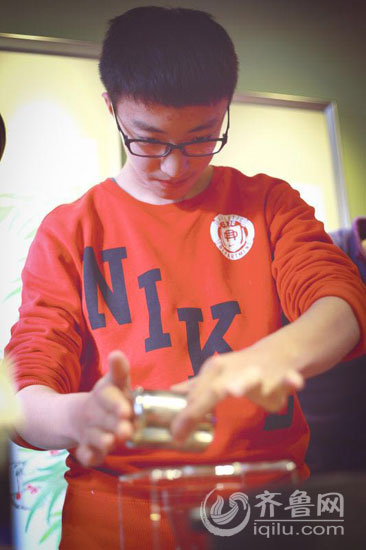 張旭東(dōng)在制(zhì)作(zuò)咖啡（受訪者供圖）